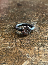 Load image into Gallery viewer, Flower ring size 7
