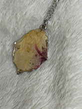 Load image into Gallery viewer, Roses necklace
