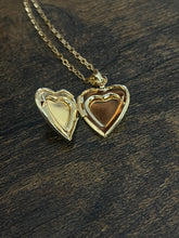 Load image into Gallery viewer, Floral locket necklace
