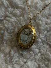 Load image into Gallery viewer, Floral locket necklace
