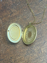 Load image into Gallery viewer, Floral locket necklace
