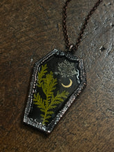 Load image into Gallery viewer, Coffin flower necklace
