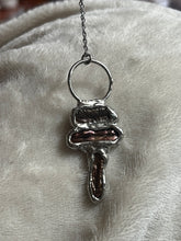 Load image into Gallery viewer, Pearl necklace
