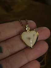 Load image into Gallery viewer, Floral locket necklace
