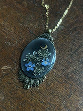 Load image into Gallery viewer, Ornate floral necklace
