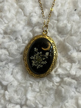Load image into Gallery viewer, Floral locket necklace
