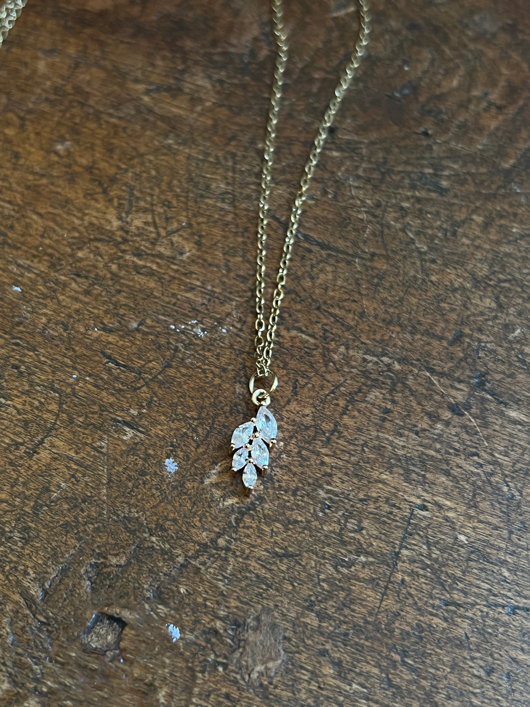 Leaf stone necklace