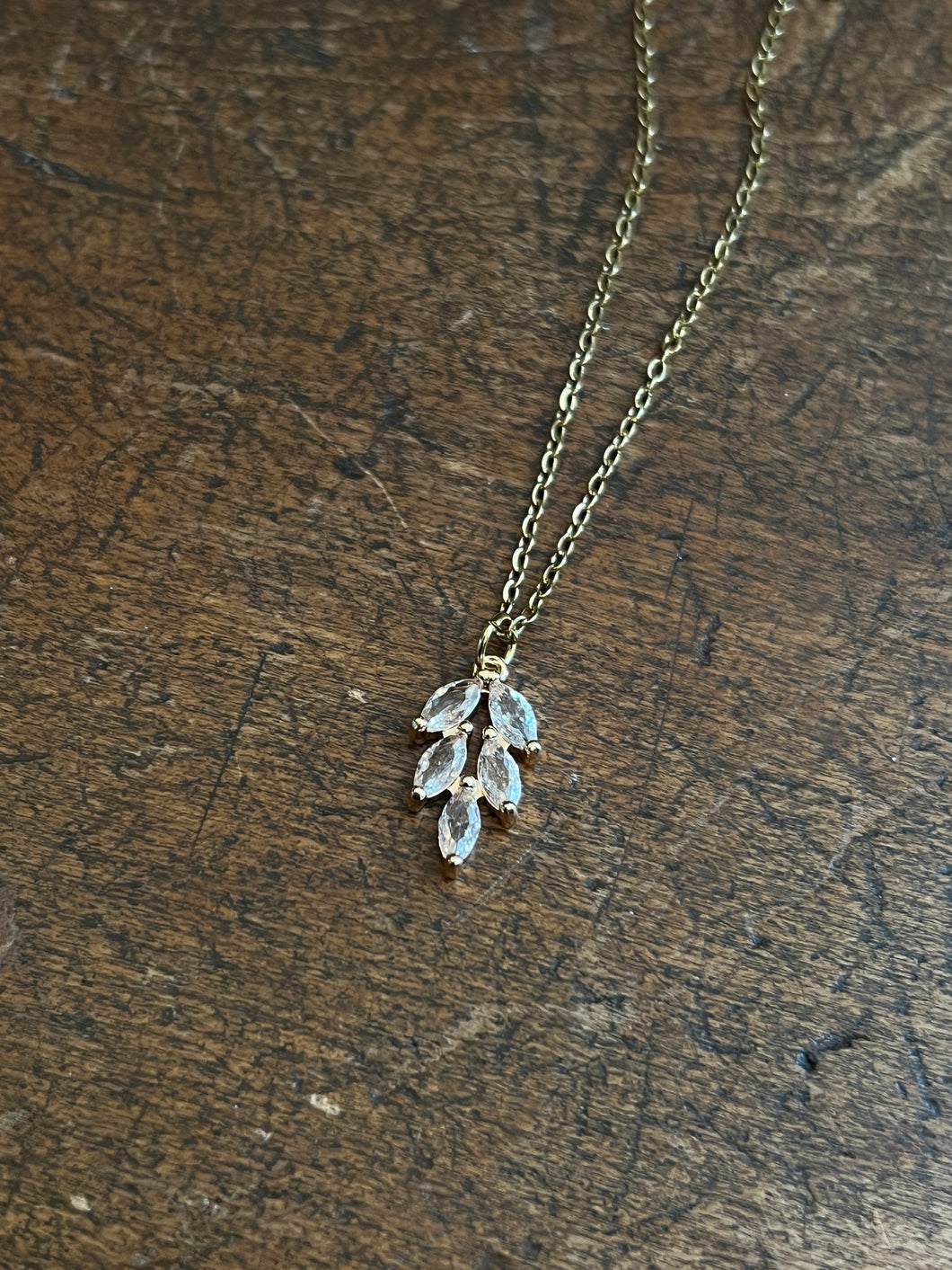 Leaf stone necklace