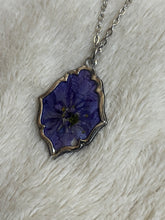 Load image into Gallery viewer, Floral necklace
