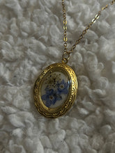 Load image into Gallery viewer, Floral locket necklace
