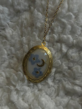 Load image into Gallery viewer, Floral locket necklace
