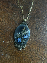 Load image into Gallery viewer, Ornate floral necklace
