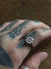 Load image into Gallery viewer, Flower ring size 7
