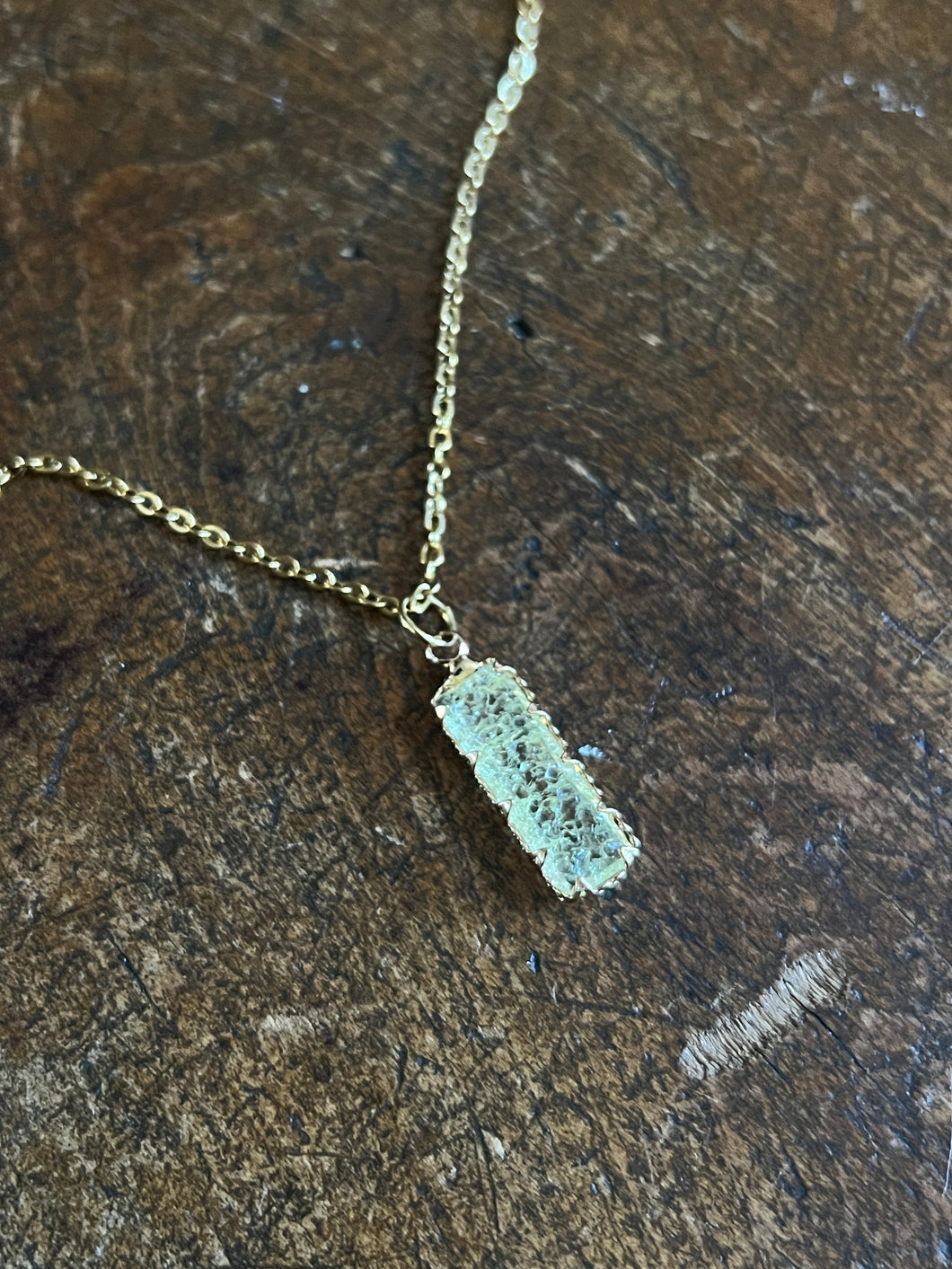 Crackle stone necklace