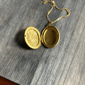 Locket necklace ￼