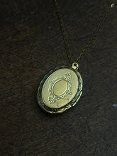 Load image into Gallery viewer, Floral locket necklace
