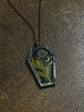 Load image into Gallery viewer, Coffin flower necklace
