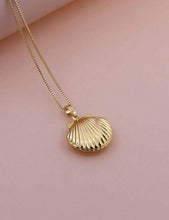 Load image into Gallery viewer, Shell locket necklace
