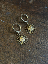 Load image into Gallery viewer, Sun earrings
