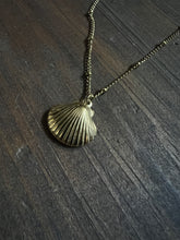 Load image into Gallery viewer, Shell necklace
