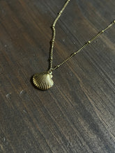 Load image into Gallery viewer, Shell necklace
