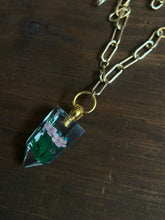 Load image into Gallery viewer, Flower resin necklace
