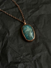 Load image into Gallery viewer, Flashy blue necklace

