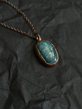 Load image into Gallery viewer, Flashy blue necklace
