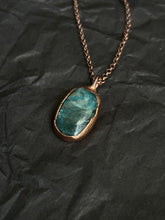 Load image into Gallery viewer, Flashy blue necklace
