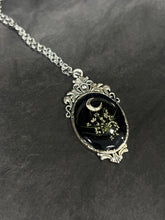 Load image into Gallery viewer, Ornate flower necklace
