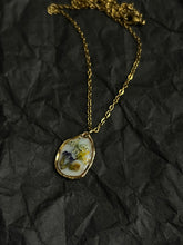Load image into Gallery viewer, Flower necklace
