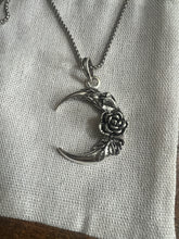 Load image into Gallery viewer, Chunky moon plated necklace
