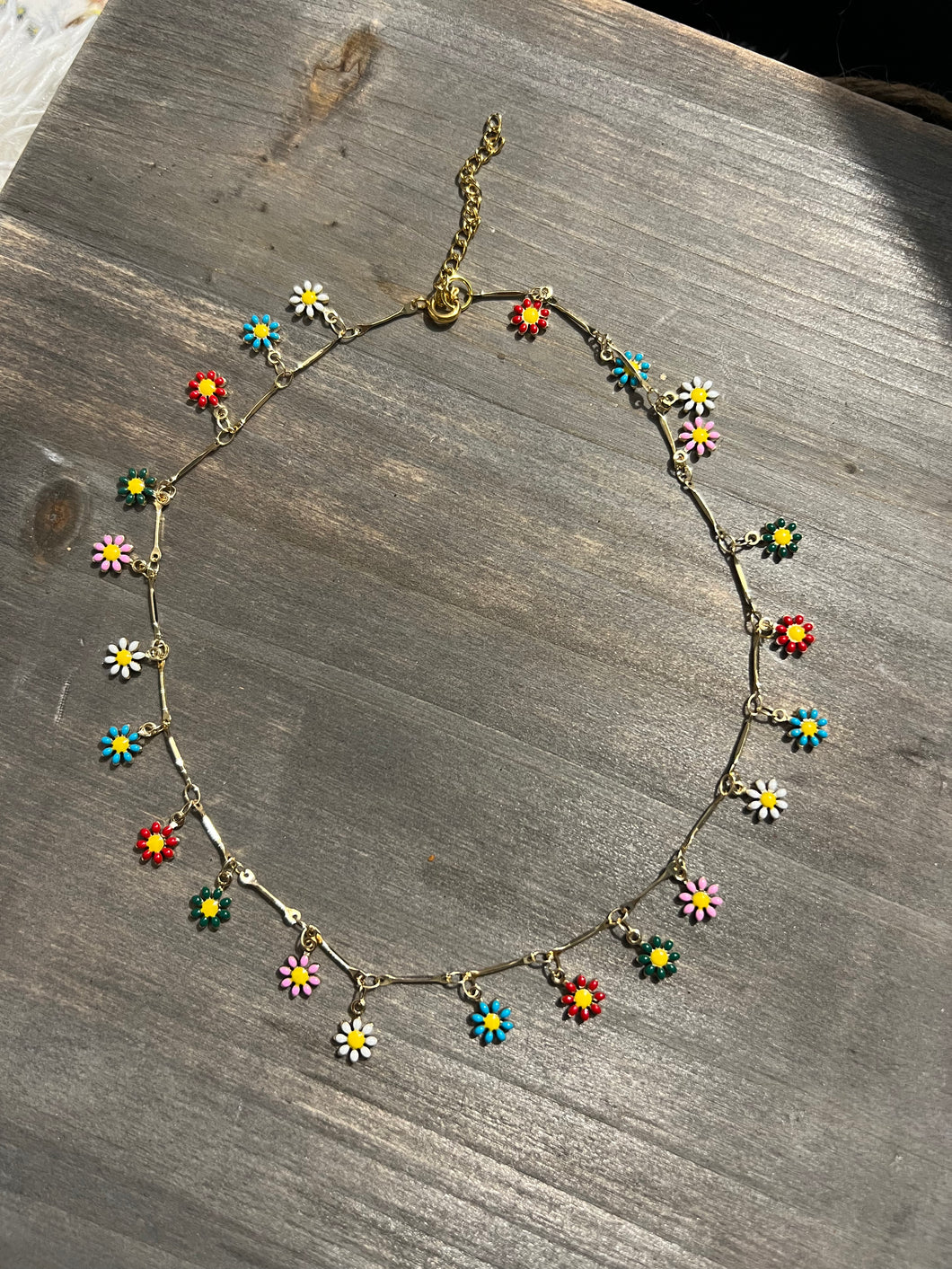 Dangle daisy necklace