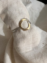 Load image into Gallery viewer, Simple o silver ring sz 7.5
